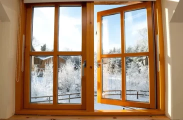 wooden-windows Открытое окно с деревянной рамой